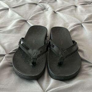 Vionic flip flops in Excellent condition! Size 9